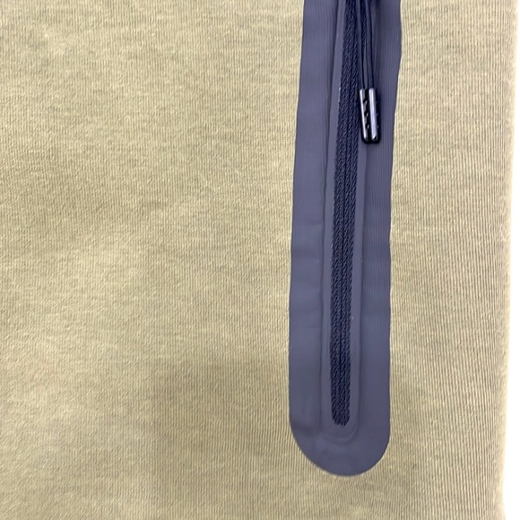 NWT! NIKE tech - Green - Size Medium - Picture 10 of 11